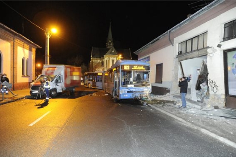 Busz és kisteherautó ütközött össze a fővárosban, többen megsérültek