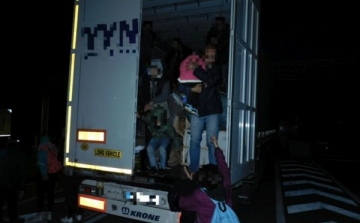  Több tucat illegális migráns egy török kamionban