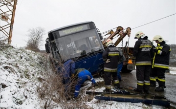 Havazás - Oldalára borult egy autóbusz Nógrád megyében