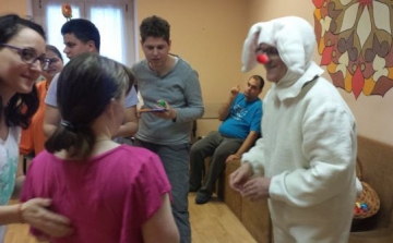 Bohócdoktor nyuszik vittek húsvéti ajándékokat sérült embereknek