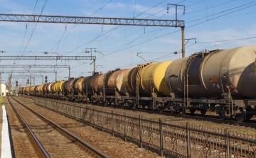 Szakadékba zuhant Dél-Romániában egy olajat szállító tehervonat öt vagonja