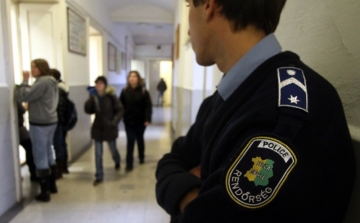 Pintér: iskolarendőrség kezdi meg munkáját