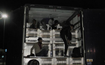  Kamionokban megbújva próbáltak Magyarországra bejutni