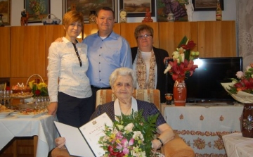 Pótári Györgyné Erzsike nénit 90. születésnapján köszöntötték az önkormányzat dolgozói