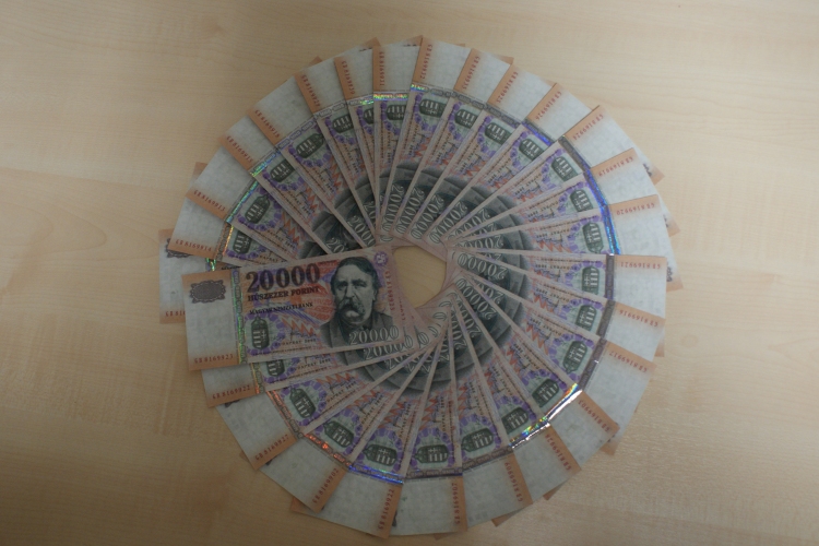 Otthon nyomtatták a hamis pénzt – elkapták a bandát - VIDEÓVAL