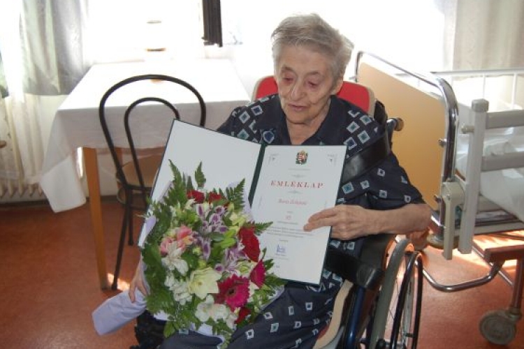Barta Zoltánné Franciska nénit 95. születésnapján köszöntötték az önkormányzat dolgozói
