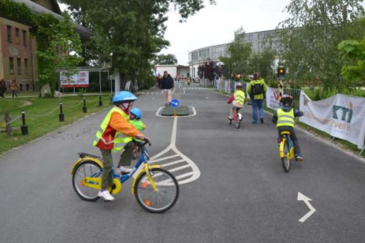 VIII. KÖZLEKEDÉSBIZTONSÁGI NAP GYERMEKEKNEK A 15 ÉVES VASÚTTÖRTÉNETI PARKBAN