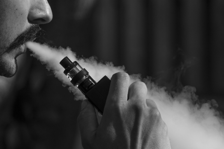 Kiderült, hogy mi okozhatja az e-cigaretta-járványt