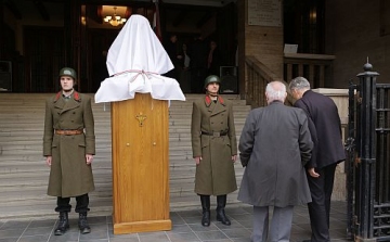 Horthy-szobor - Fegyelmi vizsgálatot kezdeményez a dunamelléki egyházkerület püspöke