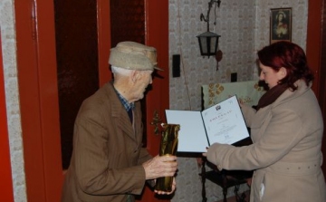 90. születésnapján köszöntötték Csúri Györgyöt az önkormányzat munkatársai