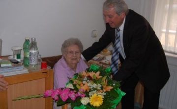 95. születésnapján köszöntötték Halápi Ambrusné Marika nénit