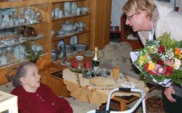 90. születésnapján köszöntötte Szomszéd Andrásnét az önkormányzat munkatársa