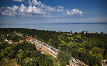 A nyári menetrend bevezetésével tovább javul a Balaton elérhetősége az ország számos pontjáról, még kedvezőbbé válnak a vonat-busz