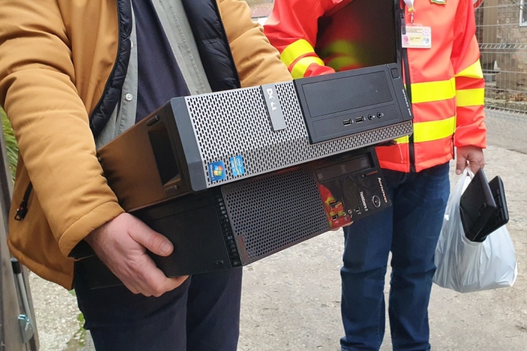 Számítógép adomány érkezett a mentőkhöz a COVID elleni küzdelemhez