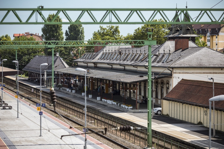Vers a peronon - Nyáron és ősszel már országszerte hallhatók versek a vasút- és buszállomásokon