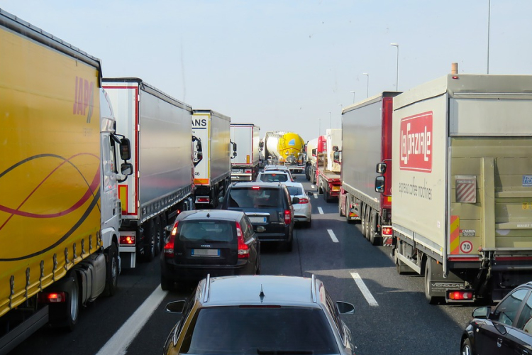 A javítási munkálatok miatt 14 kilométeres a dugó az M1-en