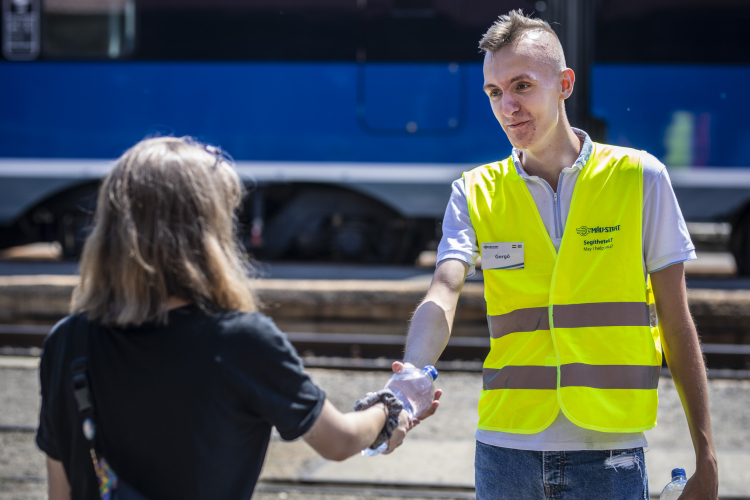 Hétfőtől vizet osztanak a nagyobb forgalmú vasútállomásokon és buszpályaudvarokon