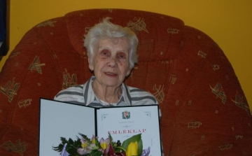 Török Vilmosné Hajnalka nénit 95. születésnapján köszöntötték az önkormányzat dolgozói