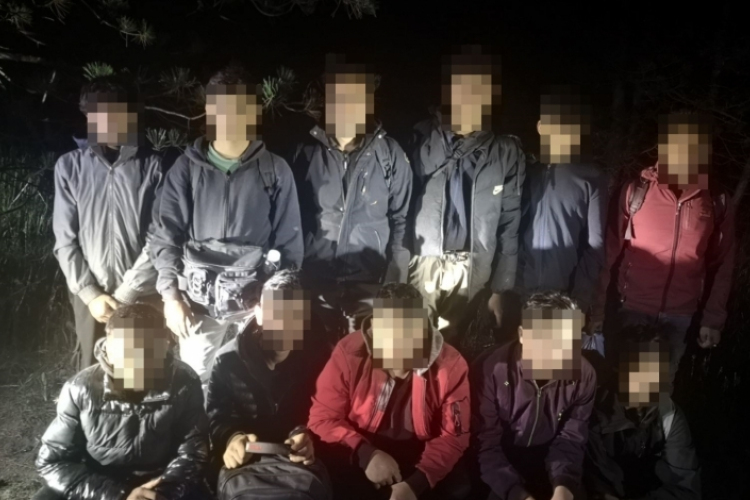 Csaknem ezerháromszáz határsértő ellen intézkedtek a rendőrök a hétvégén