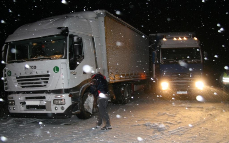 Havazás - Kamionok, személyautók akadnak el Veszprémnél a 8-as úton