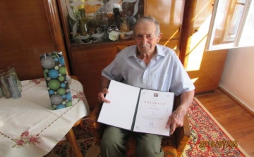 Radics Jánost 95. születésnapján felköszöntötték az önkormányzat dolgozói