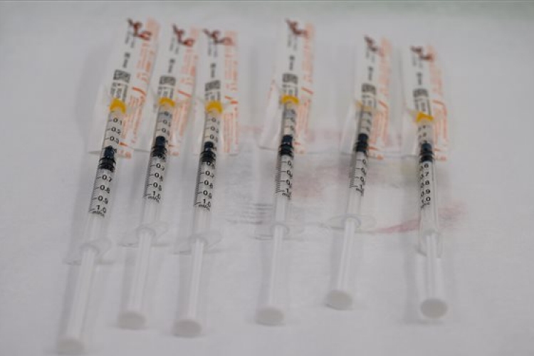 Johnson: száz napra kellene csökkenteni az új vakcinák kifejlesztésének időtartamát