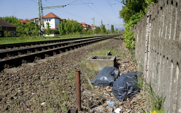 Felveszi a kesztyűt az illegális szemetelőkkel szemben a MÁV