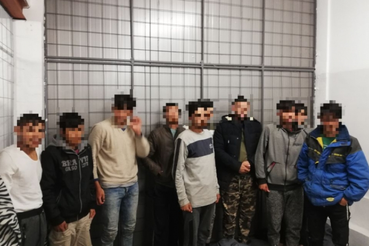 Határsértők és egy embercsempész Csongrád megyében