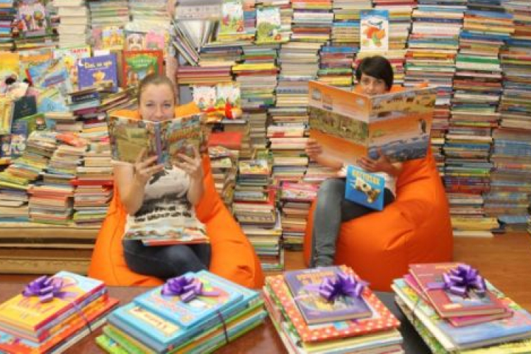 Ötezernél több mesekönyvet kaptak gyerekektől a Gyógyító Mesedoktorok