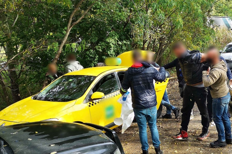 Hét kilogrammnyi marihuánát találtak egy taxiban a rendőrök Gyálon