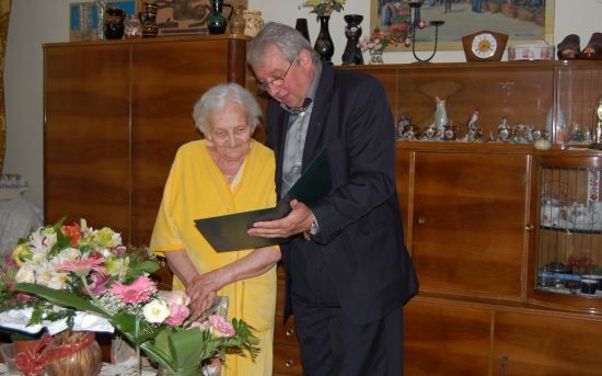 90. születésnapján köszöntötte Hiermann Károlyné Lídia nénit Dr. Kószó Péter alpolgármester