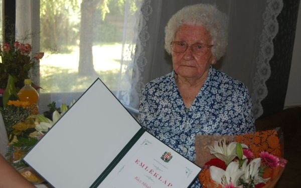 Rácz Mihályné Marika nénit 95. születésnapján köszöntötték az önkormányzat dolgozói