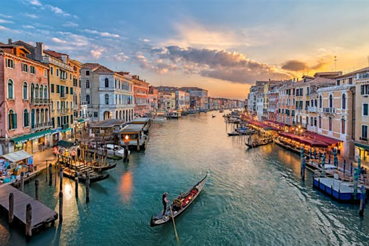 Velencében biztonsági okokból megváltoztatták a milliárdos Jeff Bezos esküvőjének helyszínét