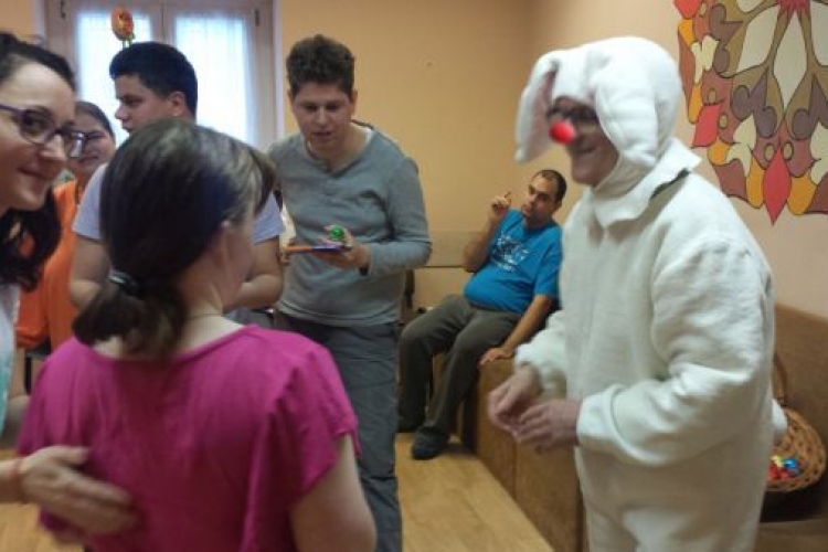 Bohócdoktor nyuszik vittek húsvéti ajándékokat sérült embereknek