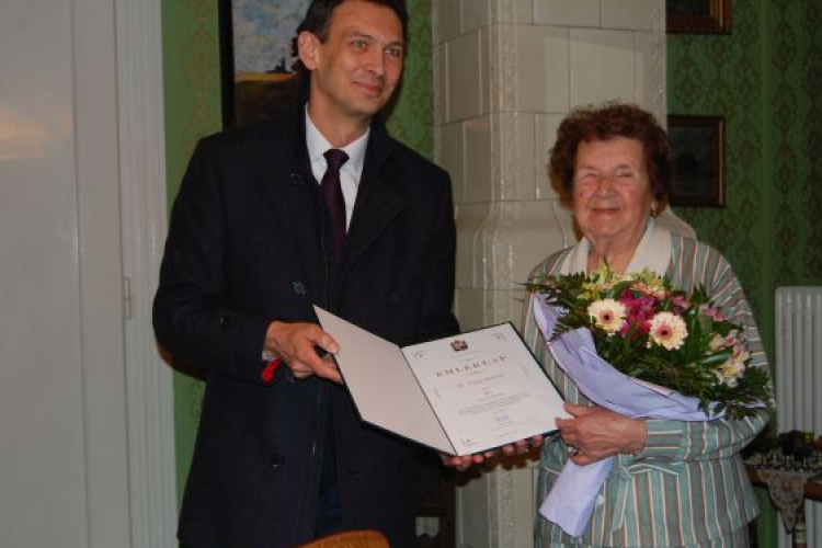 Dr. Virág Jánosné Ilonka nénit 95-ik születésnapján köszöntötte Hegedűs Zoltán alpolgármester