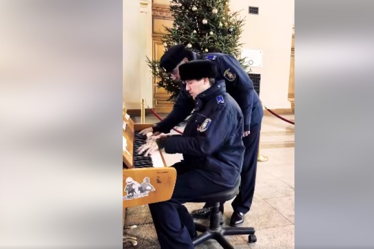 Nagyot mennek a neten a Keleti Pályaudvaron zongorázó rendőrök