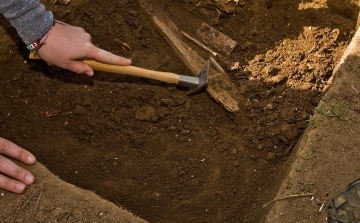 Attila korabeli ritka sírt találtak régészek Kecskemét határában
