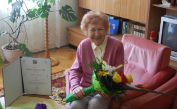 Az önkormányzat munkatársai a 90. születésnapján köszöntötték Benkő Juliannát
