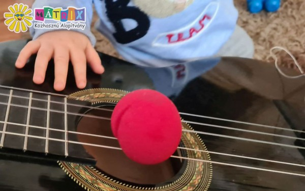 Hangszer adományokkal segítik a gyermekeket