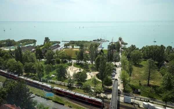 A nyári szezon első hétvégéjén 27,5 százalékkal többen utaztak a Balatonhoz vonattal