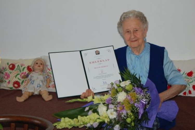 Bereczki Sándorné Jusztika nénit 90. születésnapján köszöntötték az önkormányzat dolgozói
