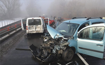 Álló autóknak ütközött egy kamion Tokaj és Rakamaz között