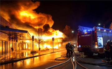 Több 100 millió forintos kárt okozott a tűz a szentendrei áruházban