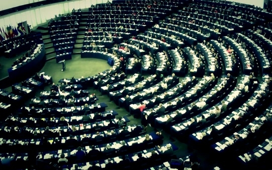 Elfogadta az EP a munkaerő szabad áramlásának megkönnyítéséről szóló uniós irányelvet