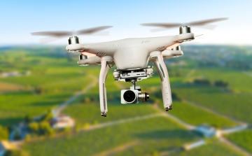 Idén először drón is segíti megyénkben a parlagfűvel szennyezett területek felderítését.