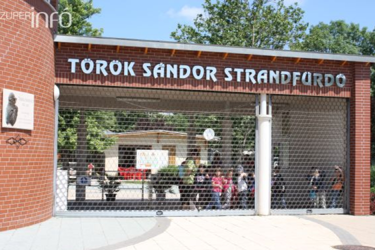 2021 méteres úszóváltó a Török Sándor Strandfürdőben