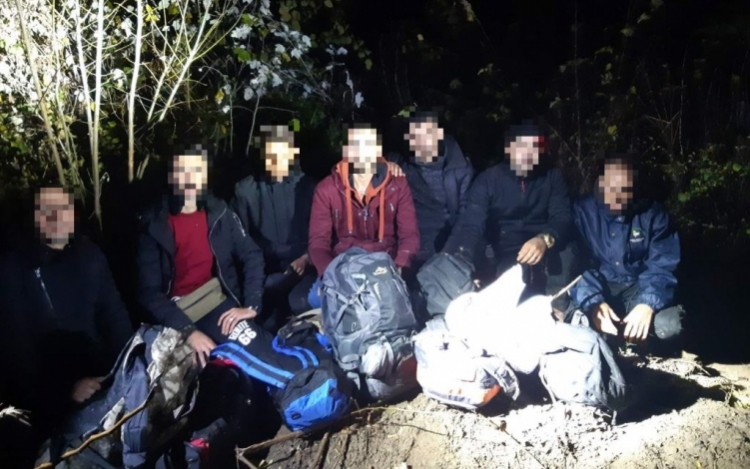 Három csoportban tizenkét illegális migráns
