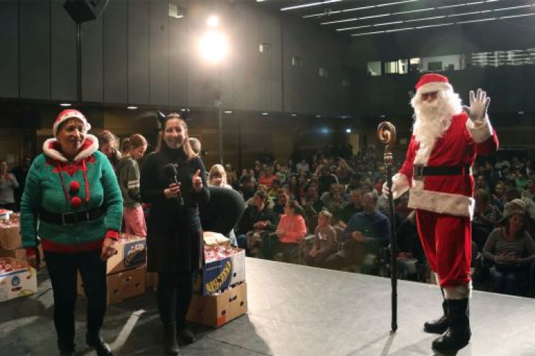 Ezer gyermeknek vitt ajándékot a Szeretet Mikulás