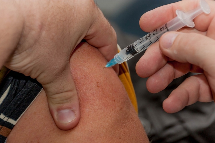 A magyarok többsége beadatná a koronavírus elleni védőoltást egy felmérés szerint