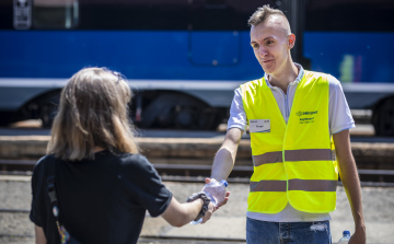 Hétfőtől vizet osztanak a nagyobb forgalmú vasútállomásokon és buszpályaudvarokon